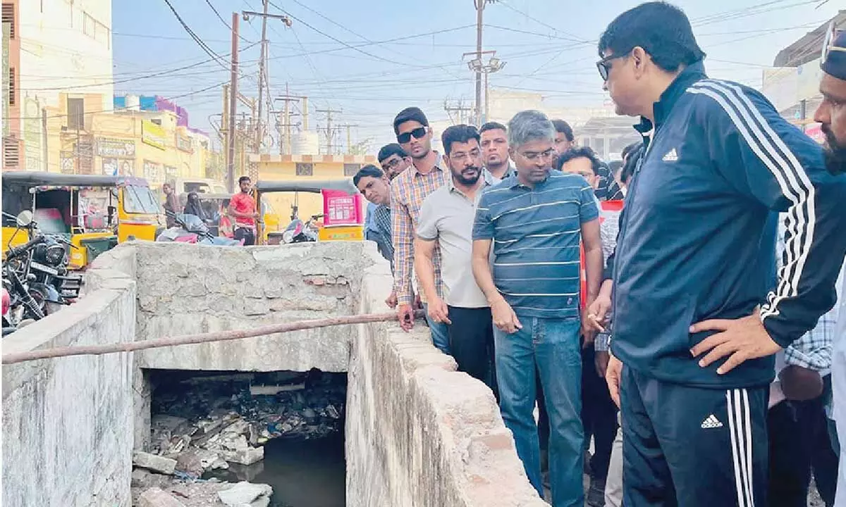 Baldia chief and MLA Meraj visit Old City for inspection