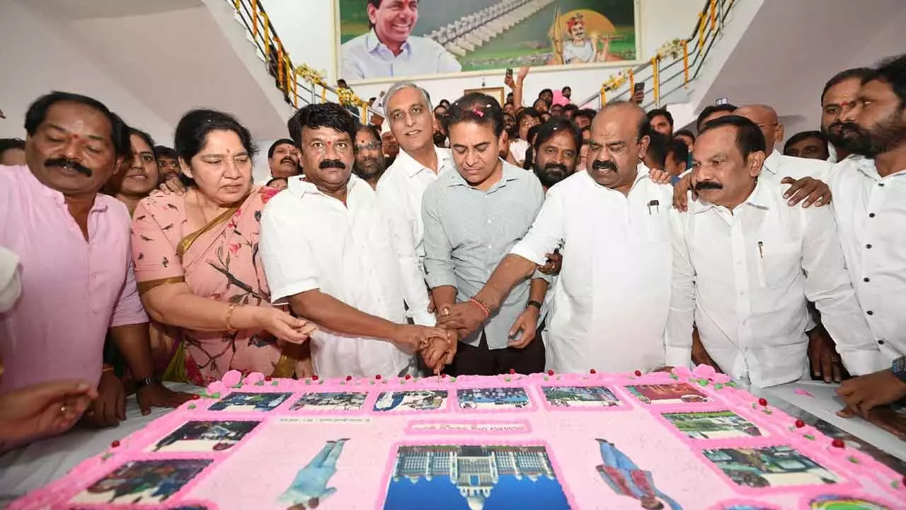 BRS leaders celebrate KCR’s birthday with grand festivities