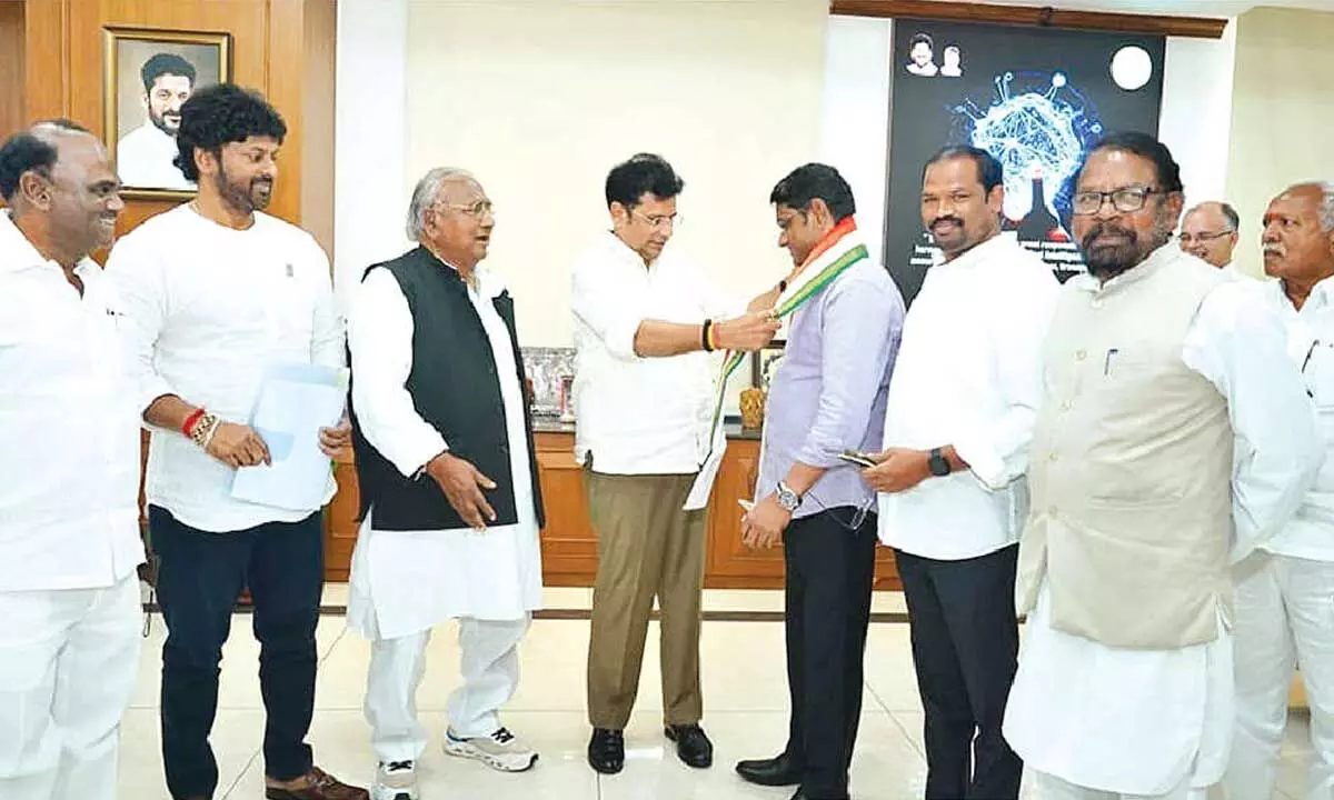 Former DSP Gangadhar joins Congress party