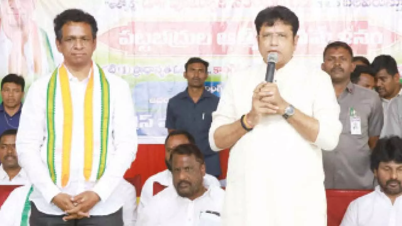 MLC election: Sridhar Babu campaigns for Congress candidate Narendra Reddy