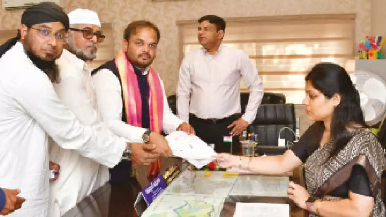 Mushtaq Ali files nomination in Karimnagar