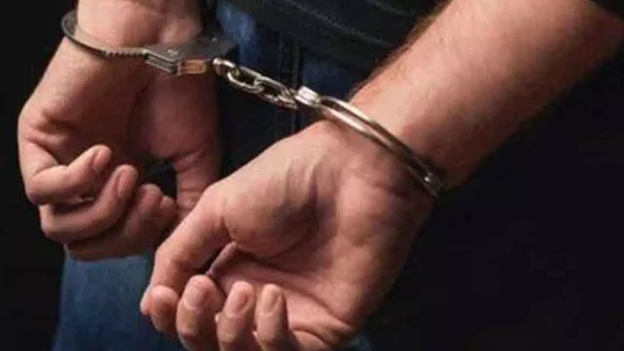 Police catch gang breaking shutters, seize Rs 28.6L and arrest 3