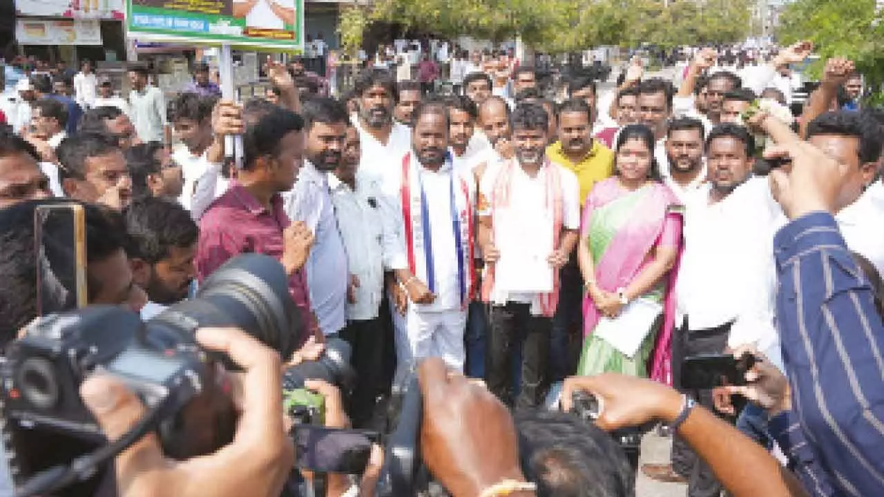 Prasanna Harikrishna files nomination in Karimnagar