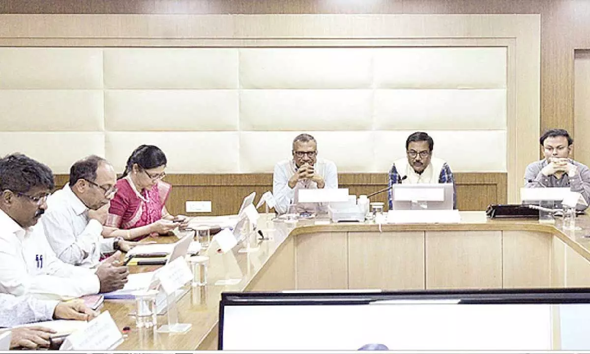 SCR conducts review meeting on train safety