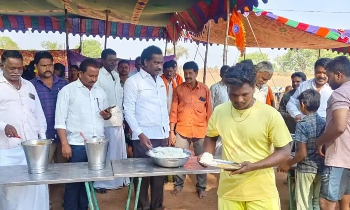 BRS Leader Basu Hanumantu Naidu Arranges Annadanam for Srisailam Pilgrims in Balgera