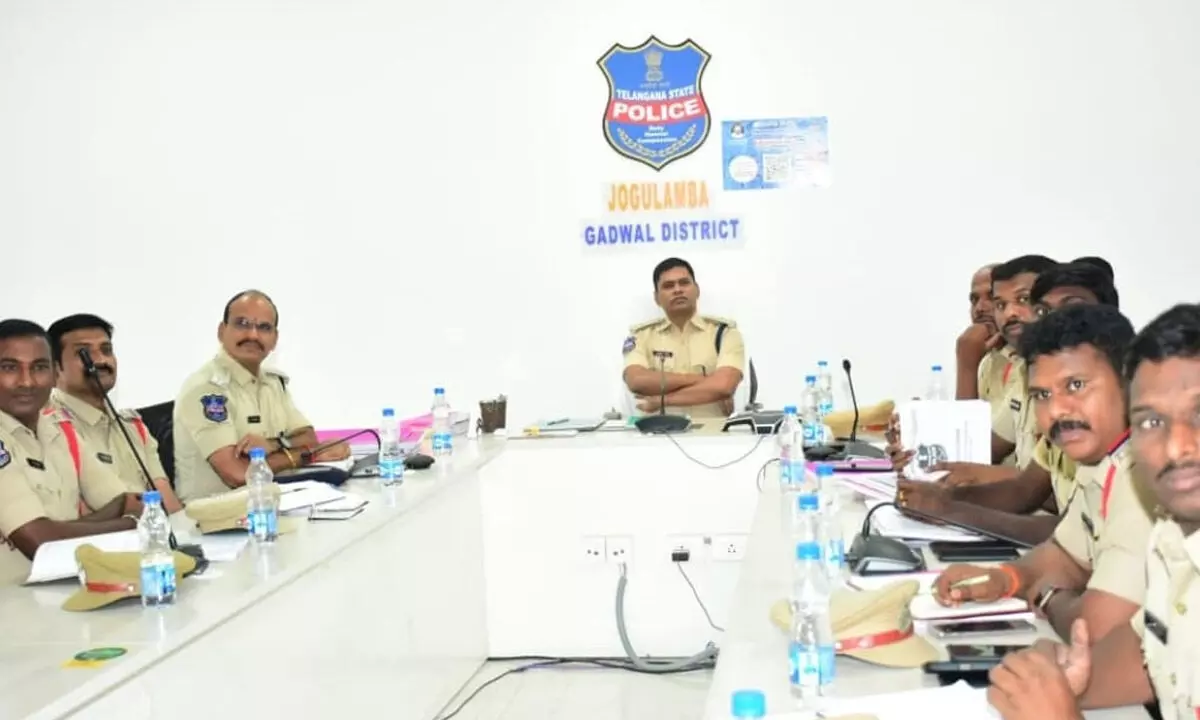 Jogulamba Gadwal SP Leads Crime Review Meeting, Stresses Faster Investigations and Stronger Law Enforcement