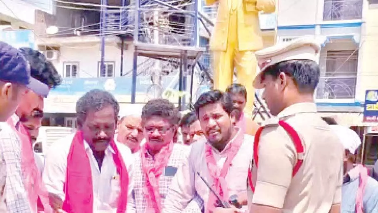 Police prevent BRS leaders from burning Jagadish Reddy's effigy after Assembly suspension