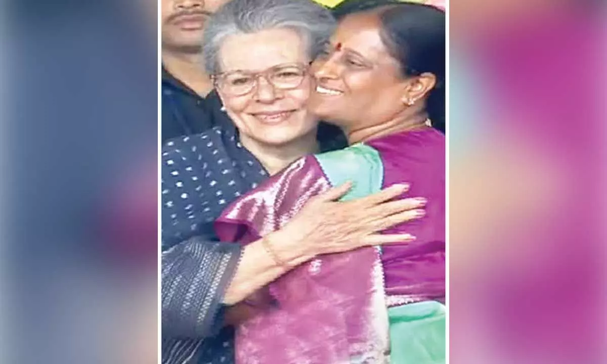 Sonia praises Surekha for successful Maha Kumbha Abhishekam execution